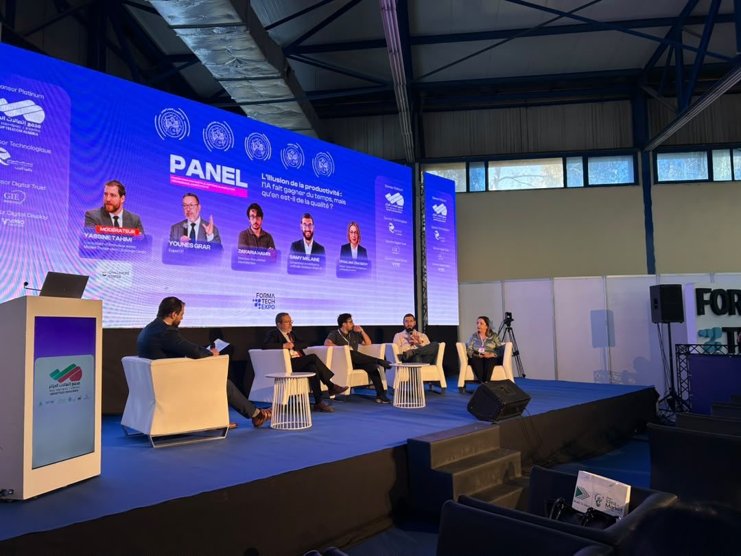 Le panel de FormaTech Expo sur scène, devant l’écran annonçant « L’illusion de la productivité »